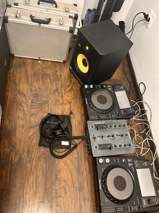 Pupitru dj: pioneer, allen heath, krk rokit, sennheiser