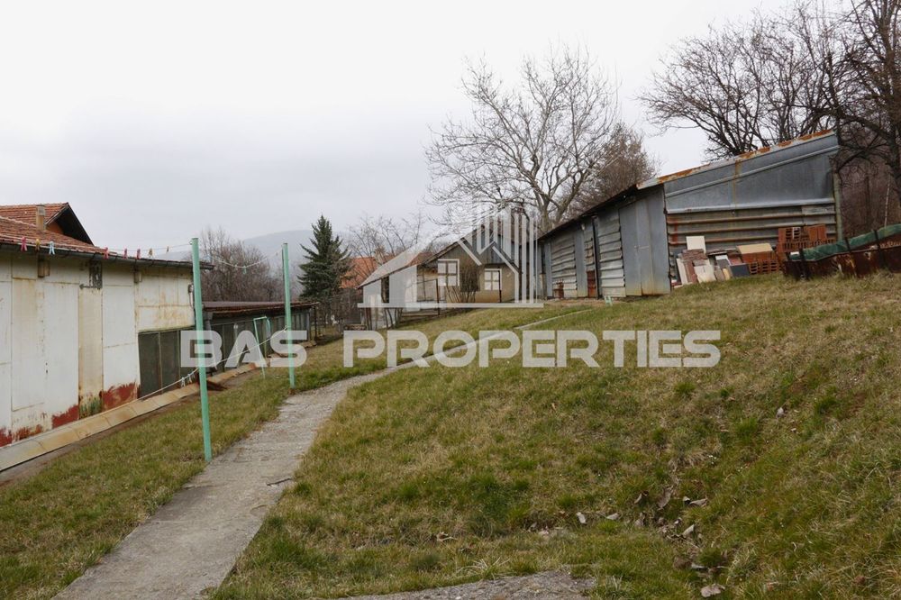 Къща в Перник, област-с.Големо Бучино площ 215