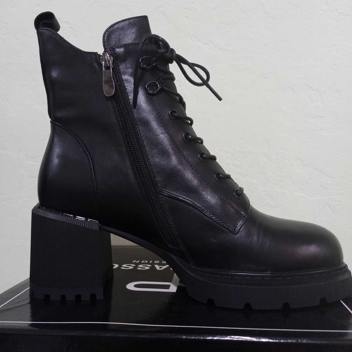 Новые женские сапоги