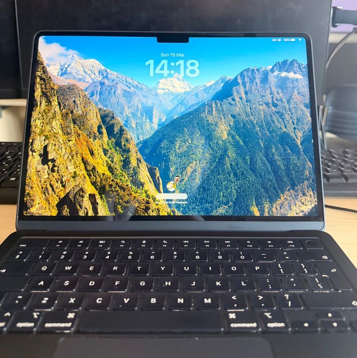 MacBook Air M3 13" 256GB SSD 8GB RAM - почти нов, 90 цикъла, 100% батерия + гаранция