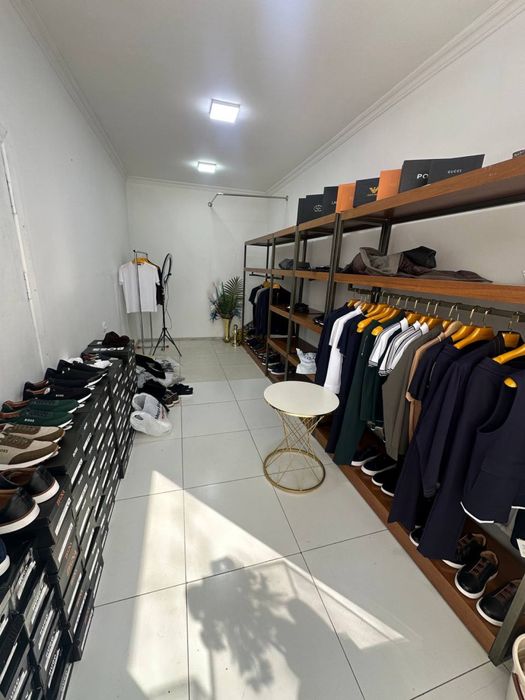 Магазин учун мебел сотилади.