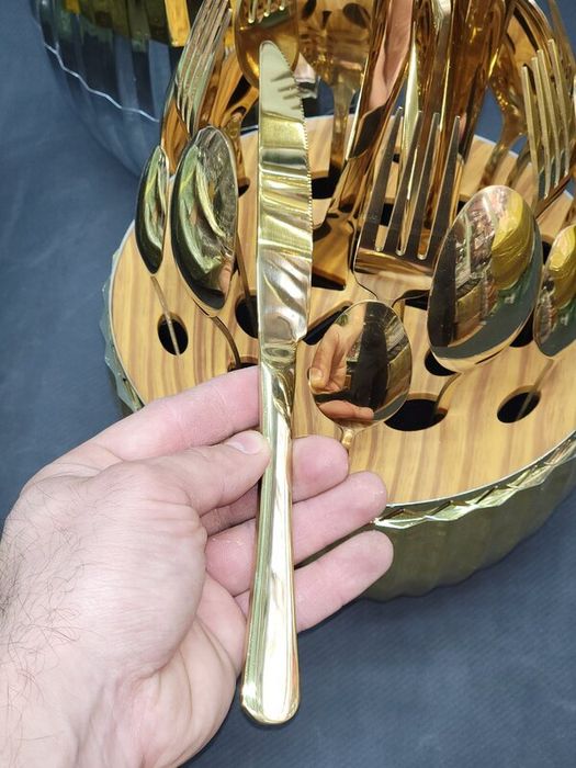 Набор столовых приборов в яйце