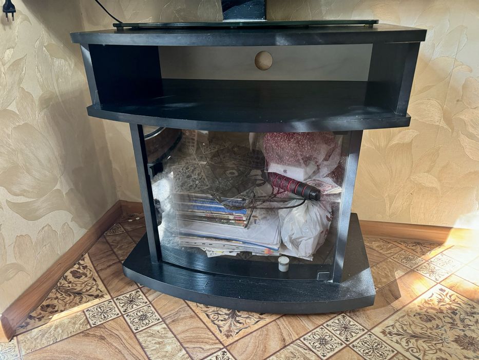 Телевизор с подставкой