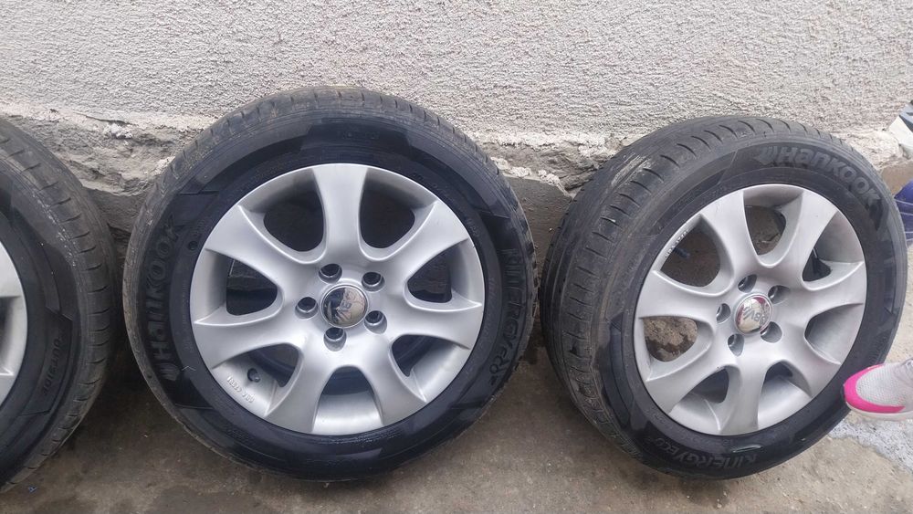 Jante aliaj pe 14in 5 prezoane cu cauciucuri de var pe ele 185/60/14