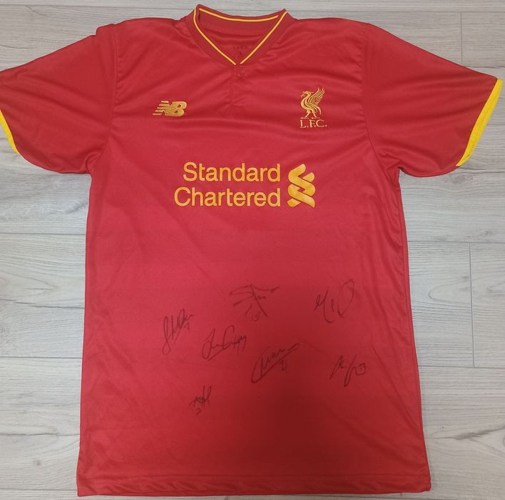 Фланелка с автографи на Ливърпул