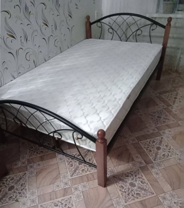 Продам кровать полутораспальная