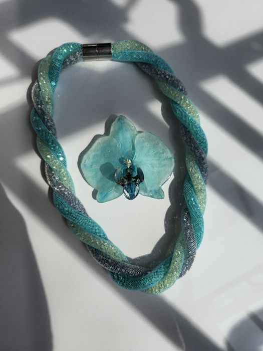 Колие с естествен цвят на орхидея в сини нюанси.