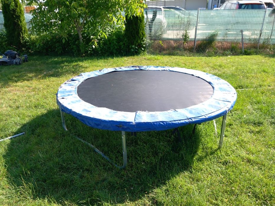 Vând trambulina 2.4 m