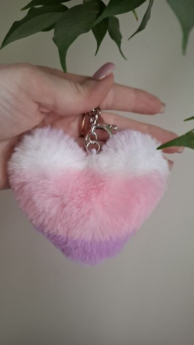 Пушистые брелоки в виде сердца.