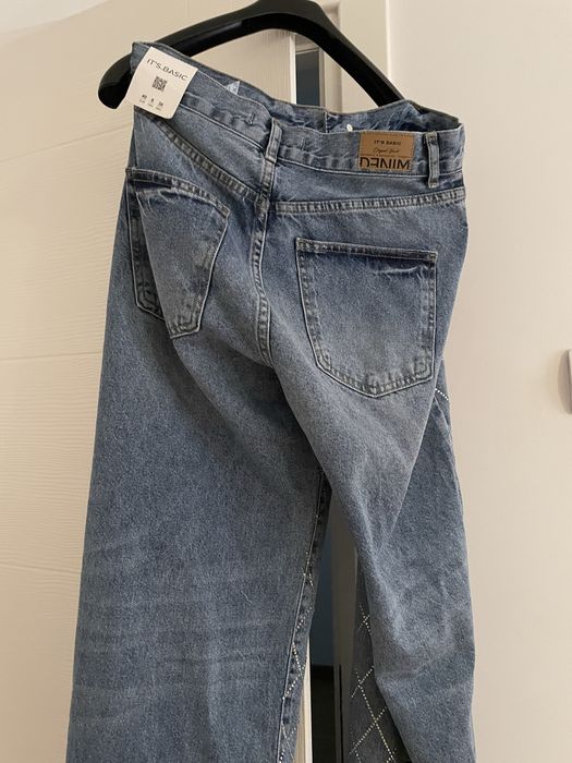 Blugi cu aplicatii stralucitoare