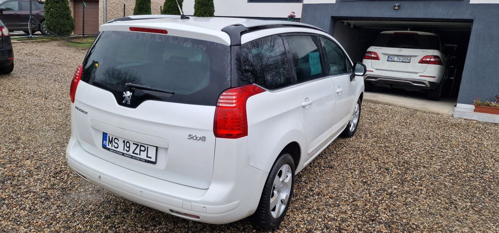 Peugeot 5008 ,an 2013,luna a12-a  motor 1,6 diesel,