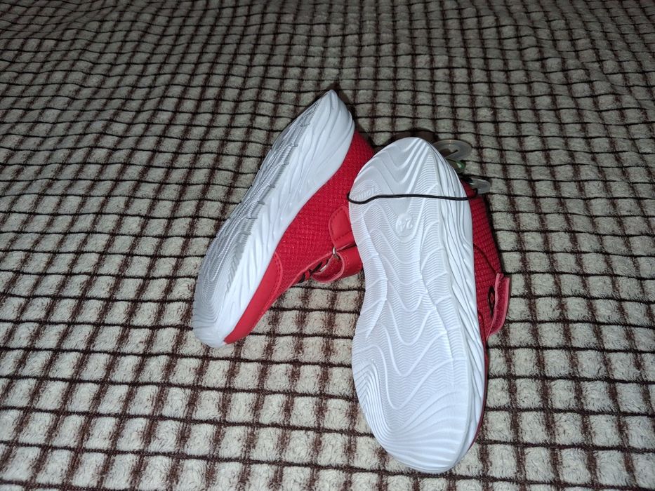 Кроссовки новые 24