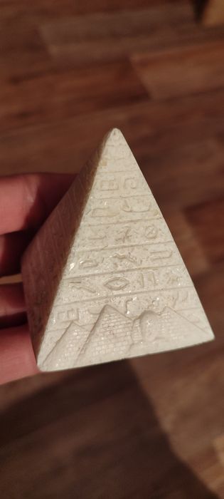 Пирамидка очень красивая, мрамор