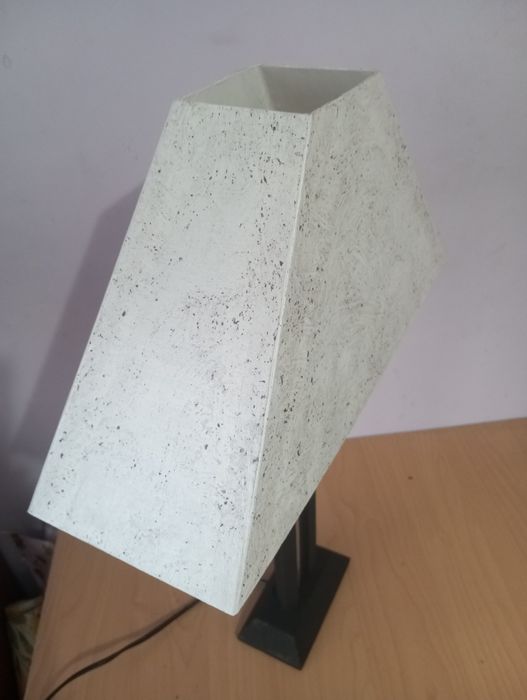 Дизайнерска геометрична настолна лампа