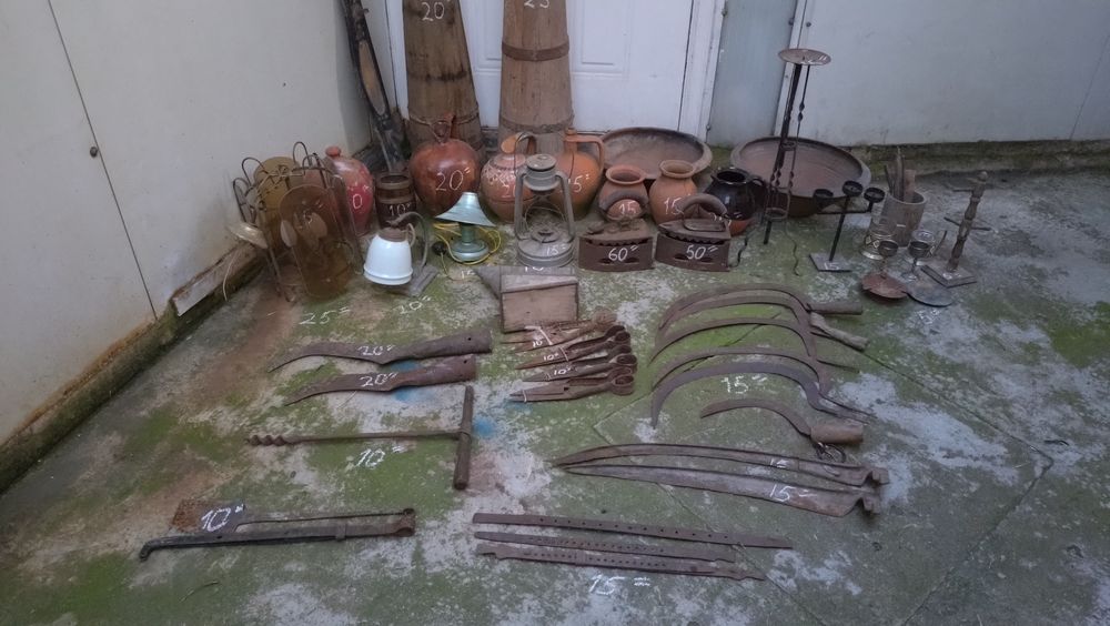 Продавам стари метални предмети , сечива