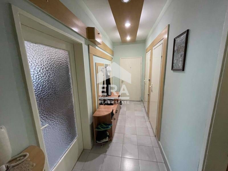 Тристаен обзаведен апартамент за продажба, с отделна кухня, във Възраж