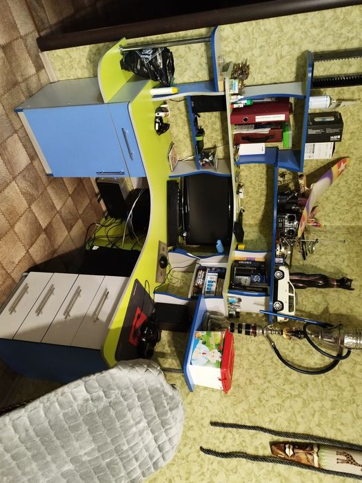 Продам стол компьютерный