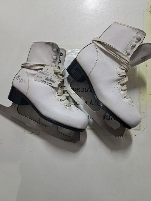 Коньки фигурные.