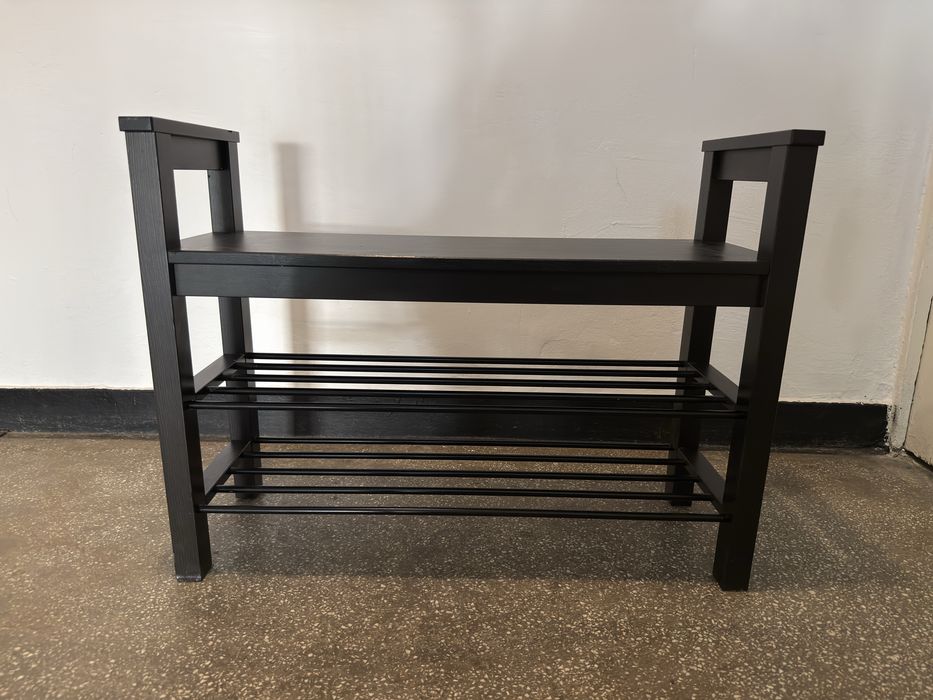 Pantofar negru tip banca din lemn