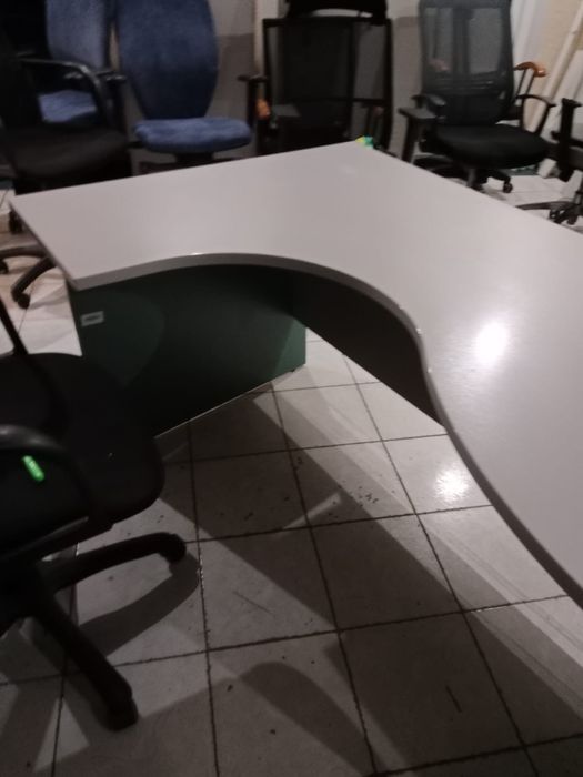 Офисные столы и кресла