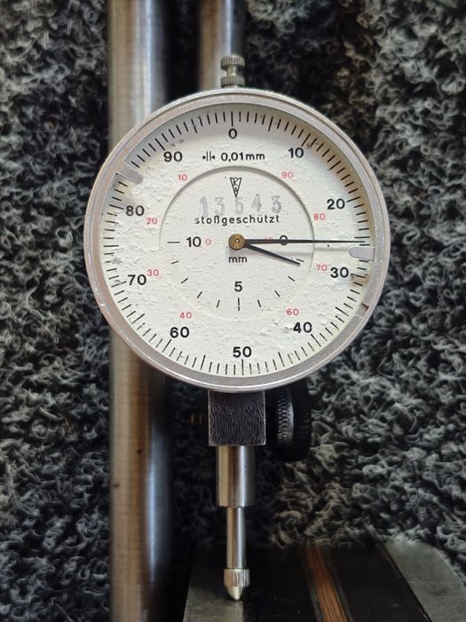Ceas comparator cu cadran si talpa magnetica