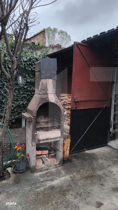 Casa,6 camere ,curte comuna in zona buna