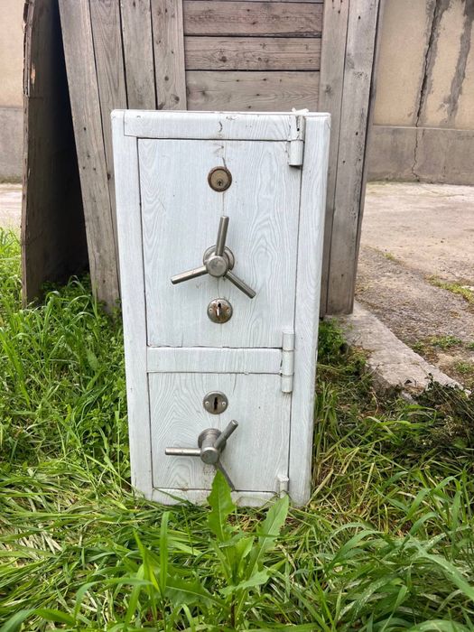 Продажа металлического сейфа