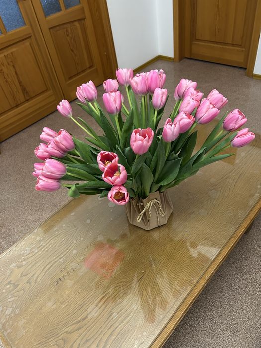 Свежий букет розовых тюльпанов