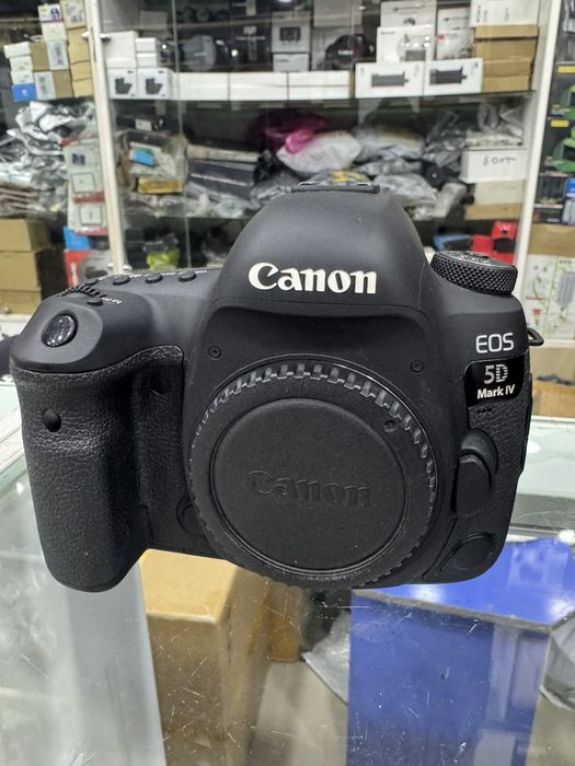 Canon 5D Mark IV: Canon 5D Mark III: Canon 6D