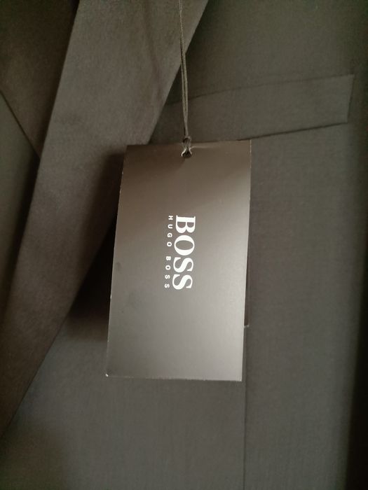 Продам костюм HUGO BOSS