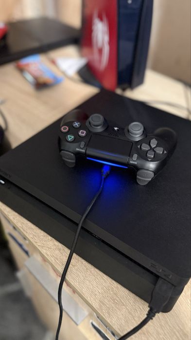 Продавам PS4 с 1 джойстик и 1 игра