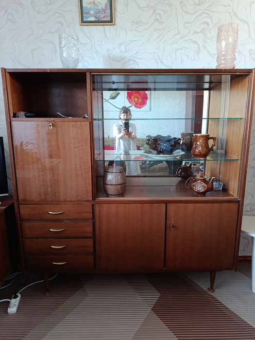Продам сервант для посуды