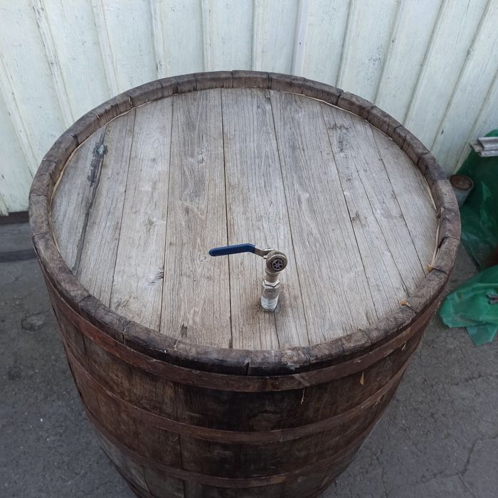 Butoaie pentru vin și cazi pentru mustit de diferite capacități.