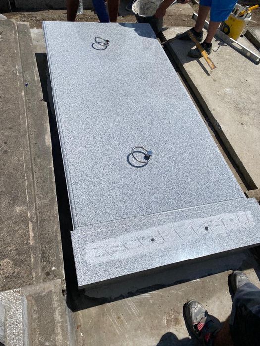 Morminte placate & cadre masive