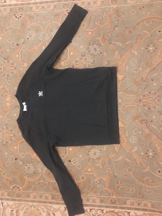 Свитшот бренда Adidas