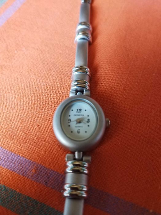Ceas de mana, finuț, de dama de la firma Geneva. Necesita baterie noua