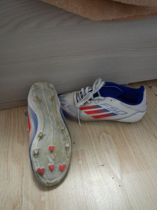 Vând ghete de fotbal Adidas F50, mărimea 37, în stare bună.