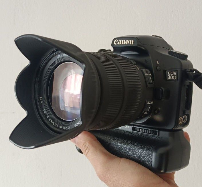 Canon 30D + Sigma 18-200 OS + grip