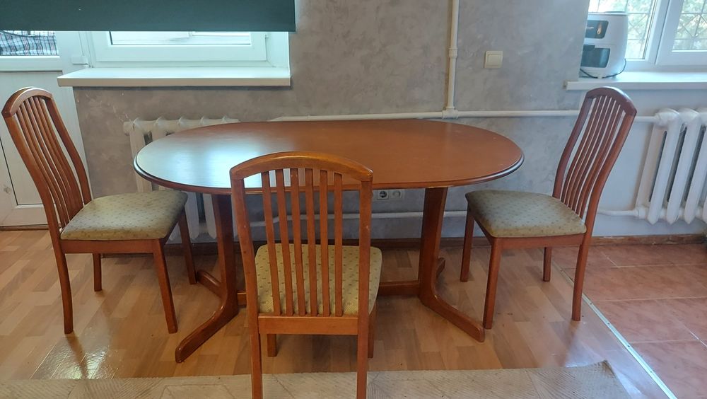 Продам стол и 4 стула