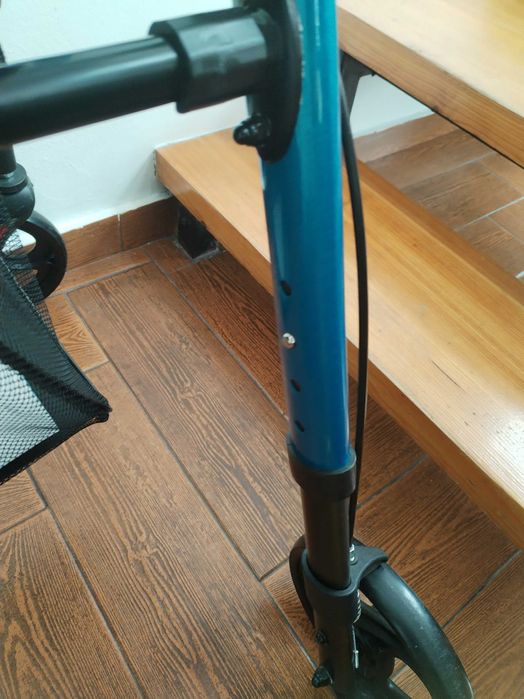 Cadru de mers cu roti/rolator