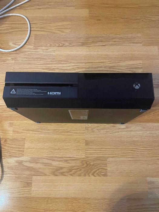 Xbox One (functional) 500 GB + 2 controllere (defecte)