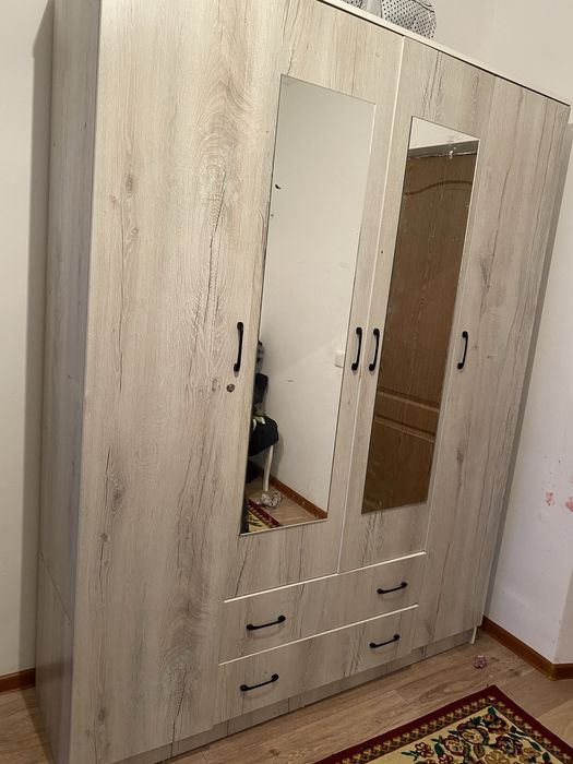 Кухонгый гарнитур,шкаф,телевизор,микроволновка,холоди