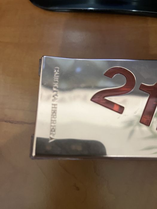 212 Парфюм използван,тежък аромат и супер траен.