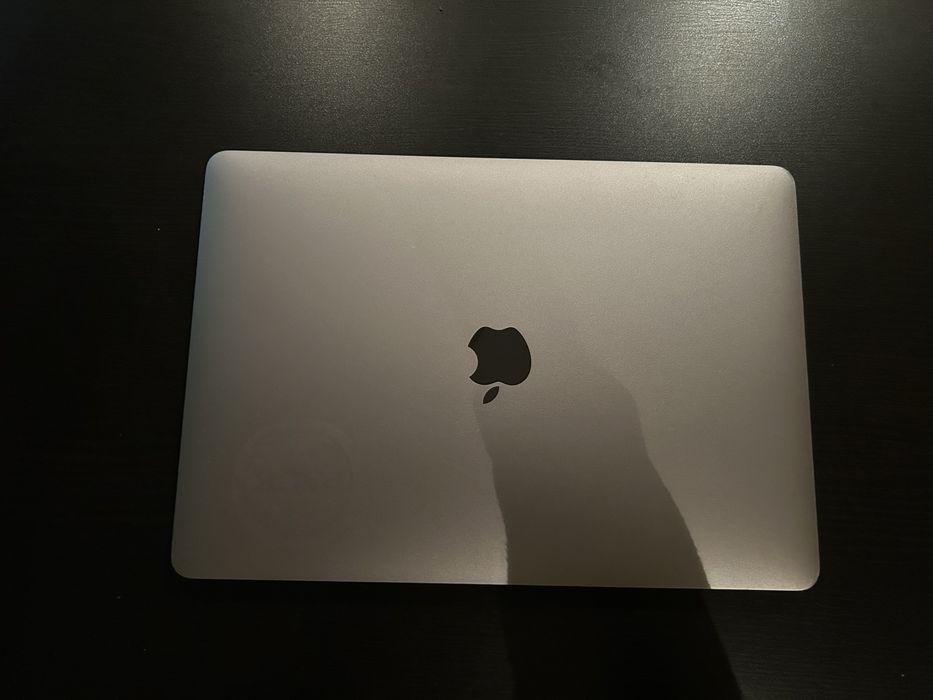 Vând Macbook Pro A1708 i5 8 GB RAM 256 GB SSD 813 cicluri