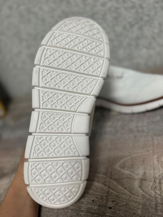 Продам кроссовки