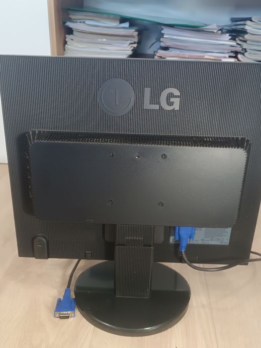 Мониторът на снимките е LG Flatron L1718S(или подобен модел от серият]