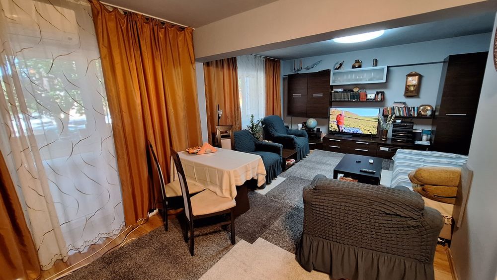 Pentru activitate comerciala/locuit. Ultracentral-parter 70 m²-doua camere-living 30 m²- pretabil cabinet stomatologie- avocat- asigurări