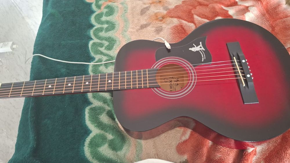 Продам акустическую гитару