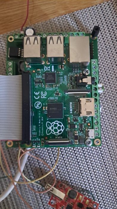 Modul Raspbery  programat pentru control.acces 4 uși