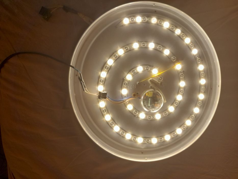 Продавам голяма лед лампа за таван